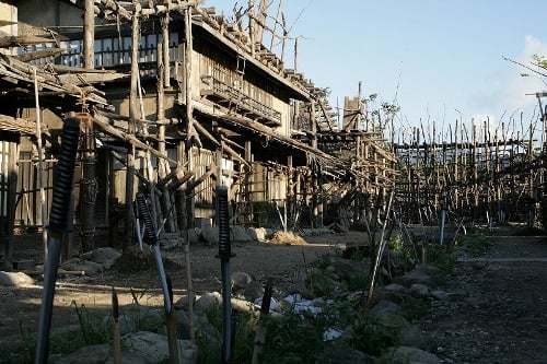 『十三人の刺客』 巨大要塞が出現! カラクリ満載の宿場町で、13人 vs 300人の死闘がアツい!! 『十三人の刺客』 巨大要塞が出現! カラクリ満載の宿場町で、13人 vs 300人の死闘がアツい!!