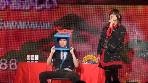 百花繚乱さんは女装で手品を行う「オカマジック」も披露 百花繚乱さんは女装で手品を行う「オカマジック」も披露