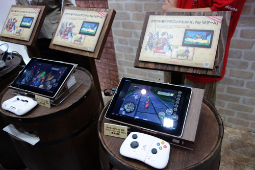 【CEATEC2013】ドコモとスクエニがスマホとタブレットで遊べるクラウド版『ドラクエ X』発表　メタルスライムスマホと一緒にブースでプレイアブル出展