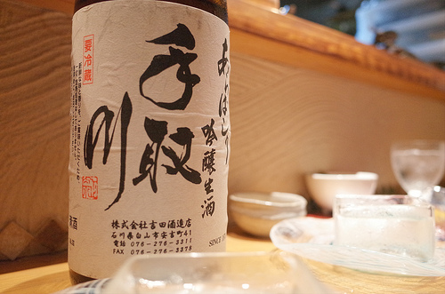 最初の1杯は日本酒で、という乾杯条例を24自治体が制定。でもビールはゴクゴク飲めて、つまみが大ざっぱでいいからこそ１杯めに飲むのです。