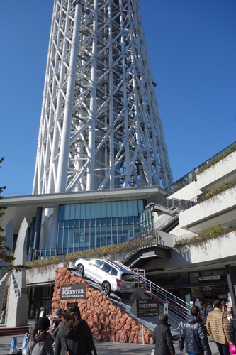 クリスマスは東京スカイツリーで斜めになってみる？　『FORESTER LIVE』が挑んだ52％急斜面が体験できるイベント開催中