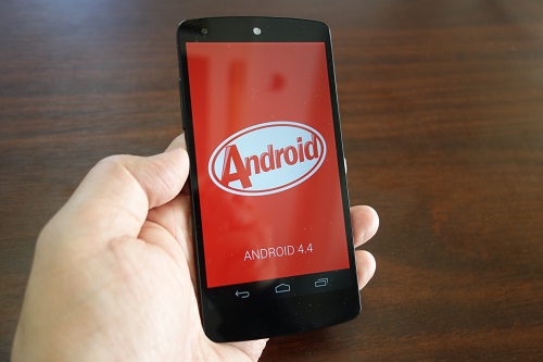 「OK Google」などAndroid 4.4“KitKat”が存分に使えるスマートフォン　イー・モバイルから発売された『Nexus 5』をレビュー