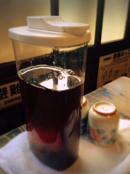 テーブルの麦茶