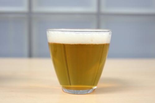 グラスに注がれたビール