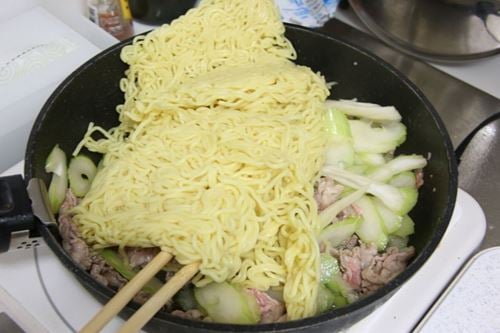 中華蒸し麺を加えます