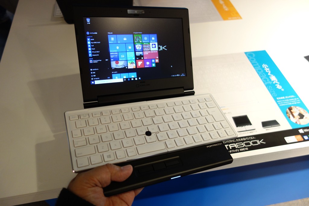 キングジムがフルサイズのキーボードと端子を搭載する折り畳みノートPC『ポータブック XMC10』を発表　9万円前後で2月発売へ