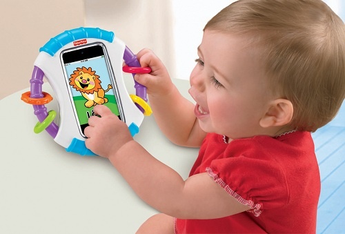 赤ちゃんに思う存分『iPhone』で遊んでもらえる！　フィッシャープライスの『赤ちゃん専用iケース』