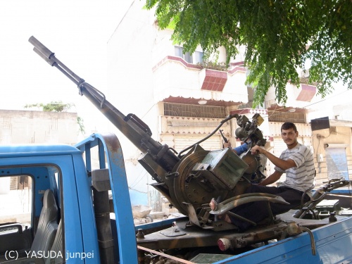 シリア政府軍からの離反兵が奪ってきたという23ミリ対空機関砲＝2012年7月25日