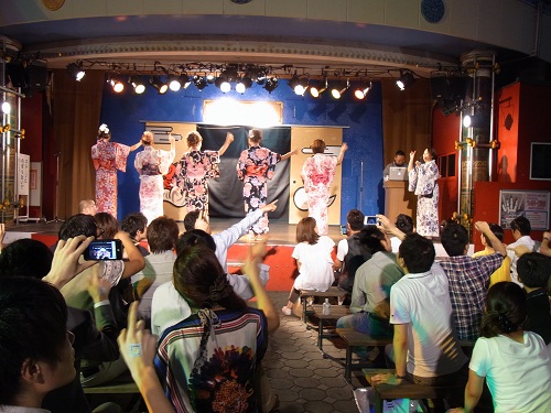 来場者と一緒に“フリックダンス” 来場者と一緒に“フリックダンス”