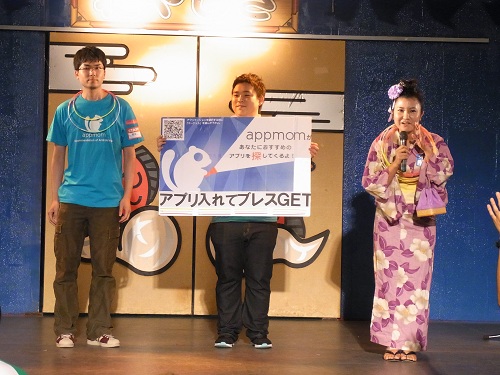 ステージ上で出展者がプレゼン ステージ上で出展者がプレゼン