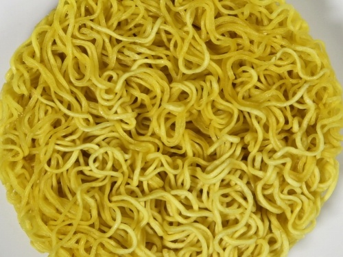 これぞワンタン！というくらい餡をたっぷり包んだワンタン麺　チゲ風味　麺