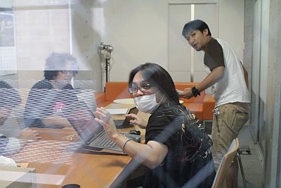 ゴールデンキングスタッフが打ち合わせをしている様子 ゴールデンキングスタッフが打ち合わせをしている様子