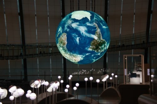 有機ELパネルにリニューアルしたシンボル展示『Geo-Cosmos』 有機ELパネルにリニューアルしたシンボル展示『Geo-Cosmos』