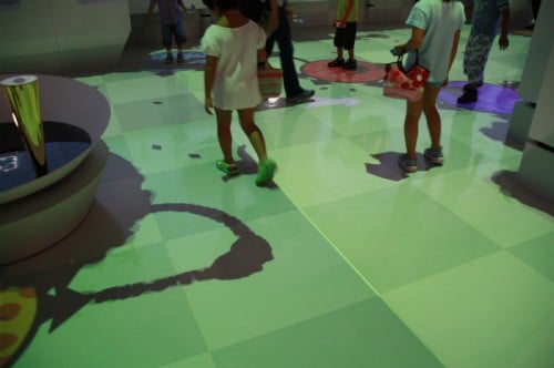 展示をみる人々 展示をみる人々