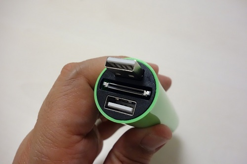 入力用のUSBポートと、出力用のアップル30pinポート、USBポートを搭載