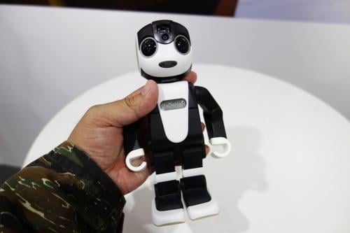 【CEATEC2015】スマホじゃなくて“ロボホン”　シャープが電話にもなるロボット『RoBoHoN』を出展