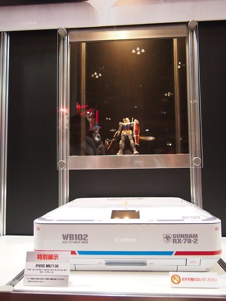 キャラホビ2013】実物大シャア専用ザクが幕張メッセに! 赤い キャラホビ2013】実物大シャア専用ザクが幕張メッセに! 赤い