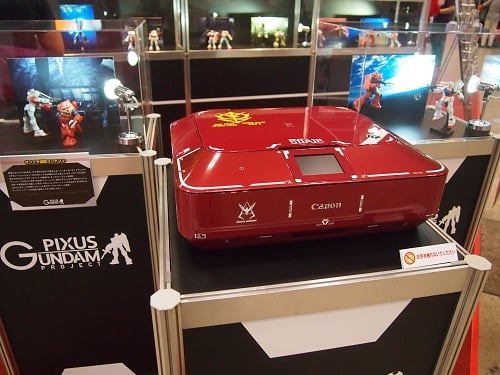 キャラホビ2013】実物大シャア専用ザクが幕張メッセに! 赤い キャラホビ2013】実物大シャア専用ザクが幕張メッセに! 赤い
