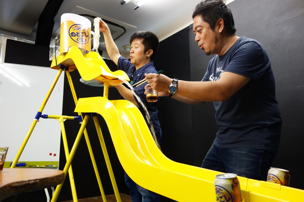 流しそうめんが斜面を大ジャンプ!? 『キリン のどごし』で当たる