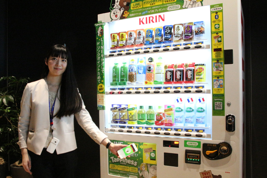 動画アリ】15本購入で1本無料！ KIRIN×LINEのコラボ自販機