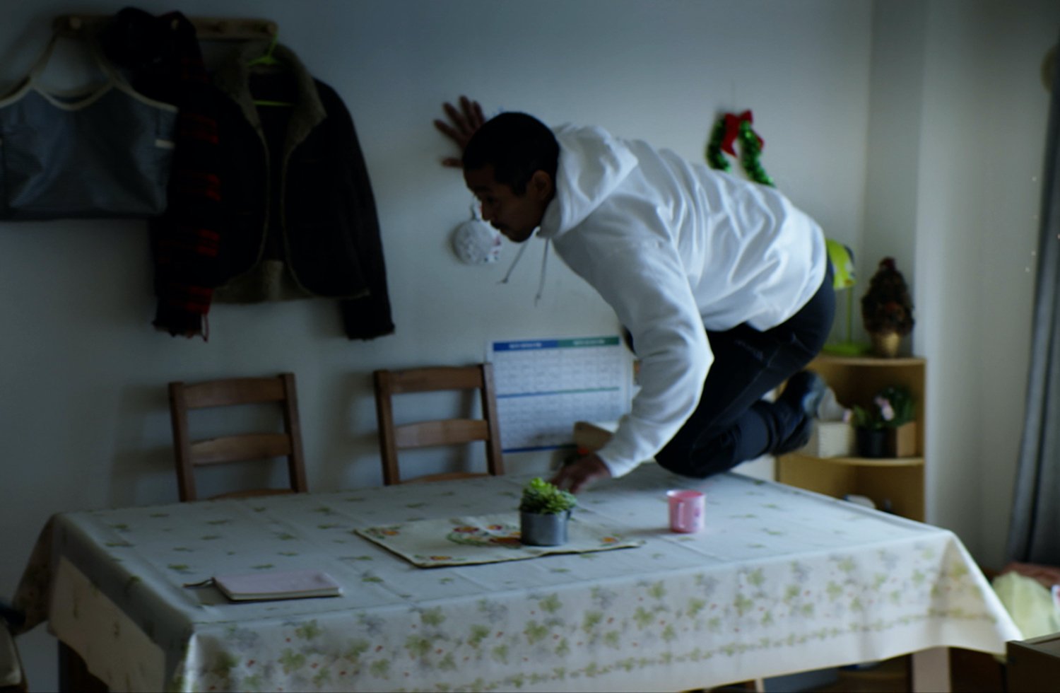 ファブルを狙う謎の強キャラ“白パーカーの男”の正体は岡田准一の