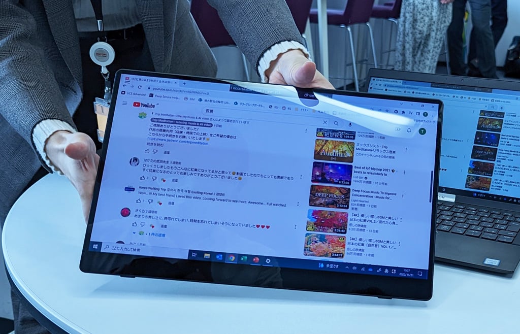手渡しでコミュニケーションが取れる薄型・軽量のタッチ対応