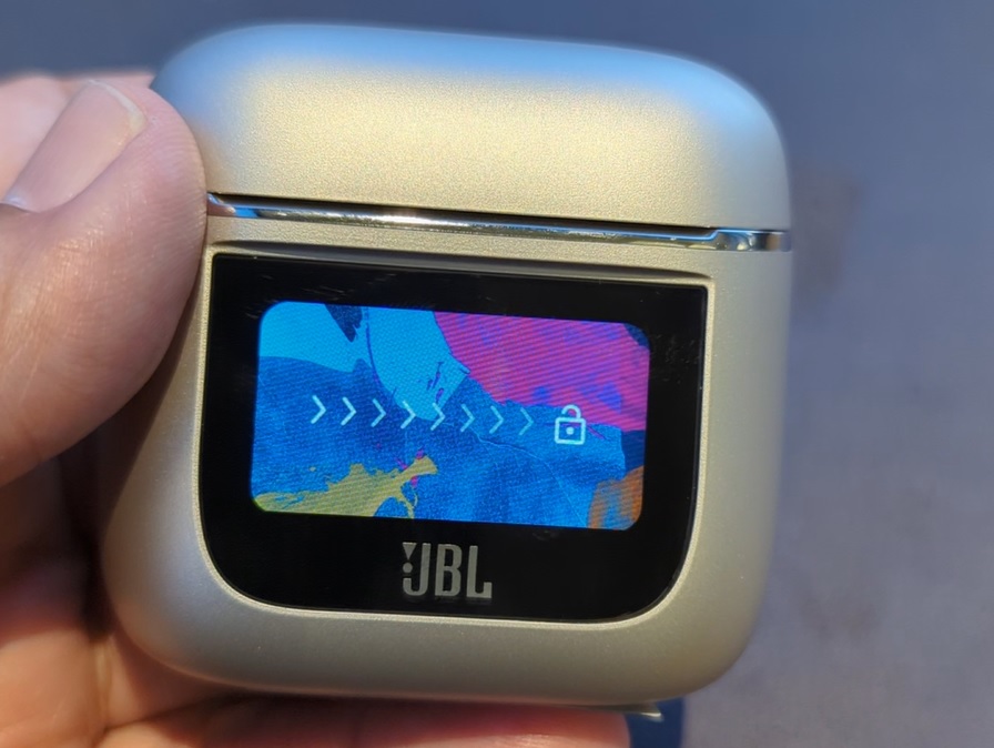 タッチディスプレイ付き充電ケースを採用したJBLのフラッグ