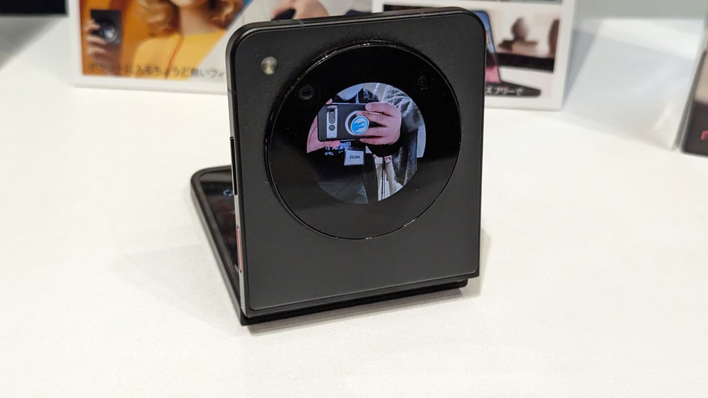 nubiaが日本での本格展開を発表 フリップ式折りたたみスマホ