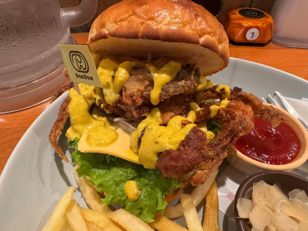 ドムドムハンバーガーの期間限定メニュー「丸ごと!!カニバーガー