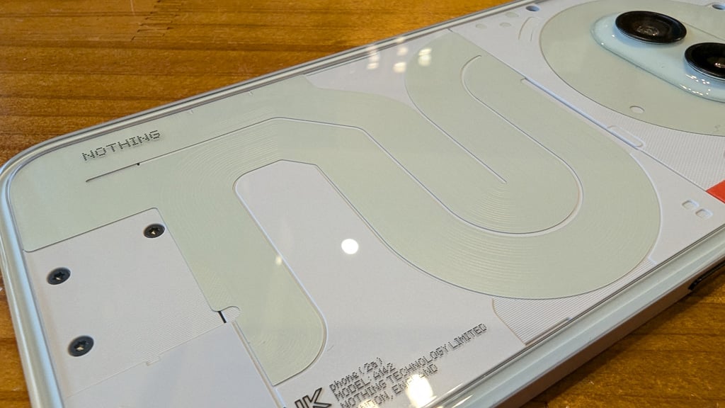 暗闇で背面が光る「Nothing Phone (2a) Community Edition 暗闇で背面が光る「Nothing Phone (2a) Community Edition