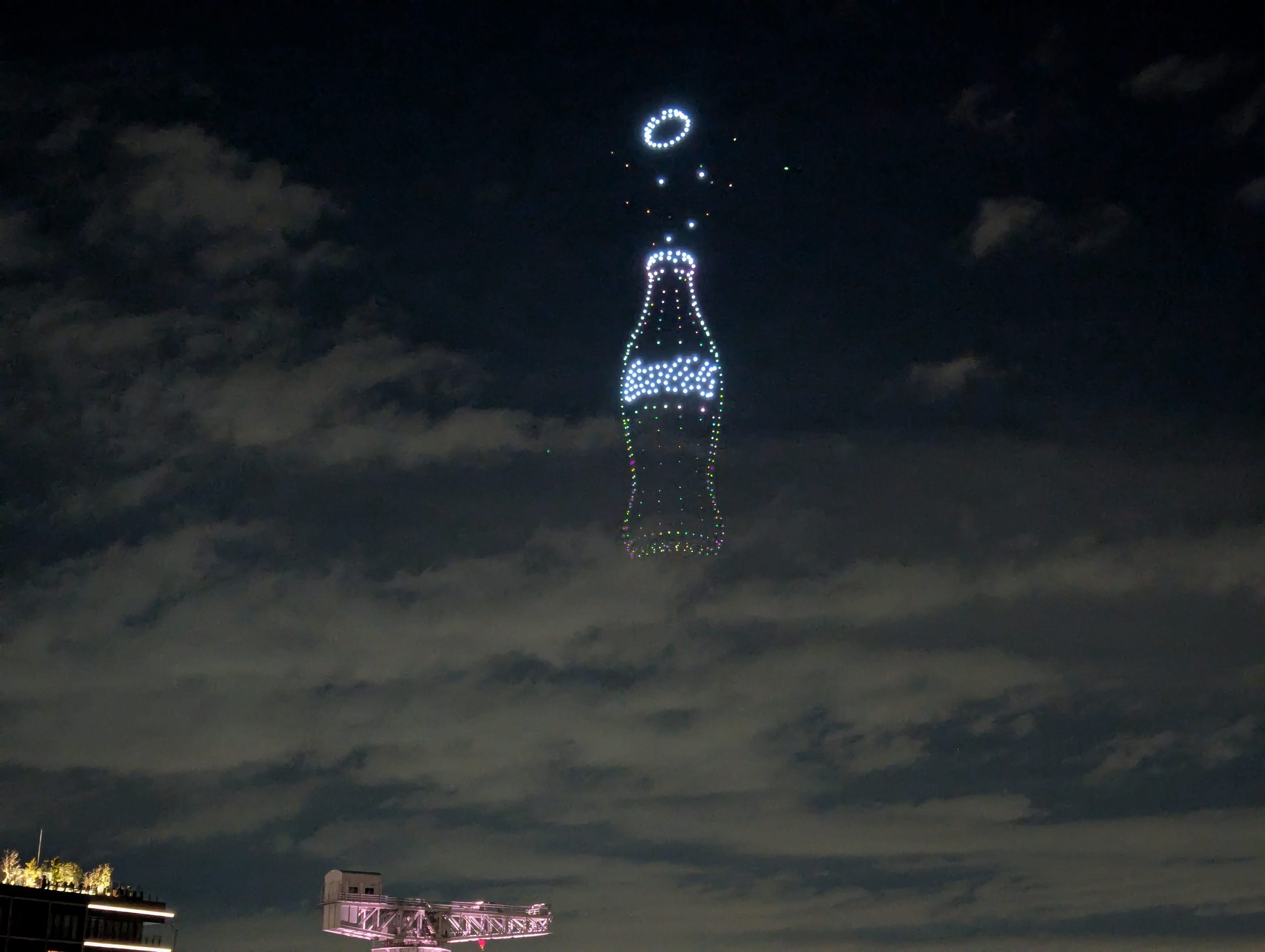 横浜市】夜空に浮かび上がるサンタと乾杯！ コカ・コーラ