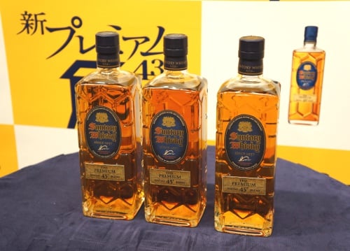 大人気のサントリー『角瓶』に“プレミアム”が登場！ 一足先に