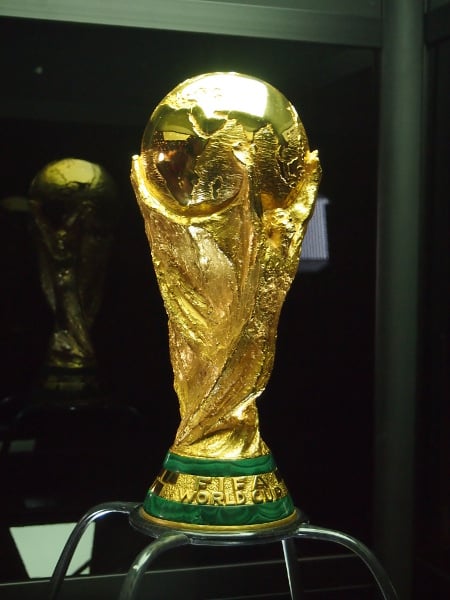 ブラジルで掲げるのはどの国に サッカー Fifaワールドカップトロフィーがお披露目ツアーで来日中 ガジェット通信 Getnews