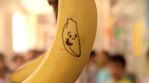 小学生100人がバナナに絵を描いた バナナート アニメがスゴい 喜ぶ子供
