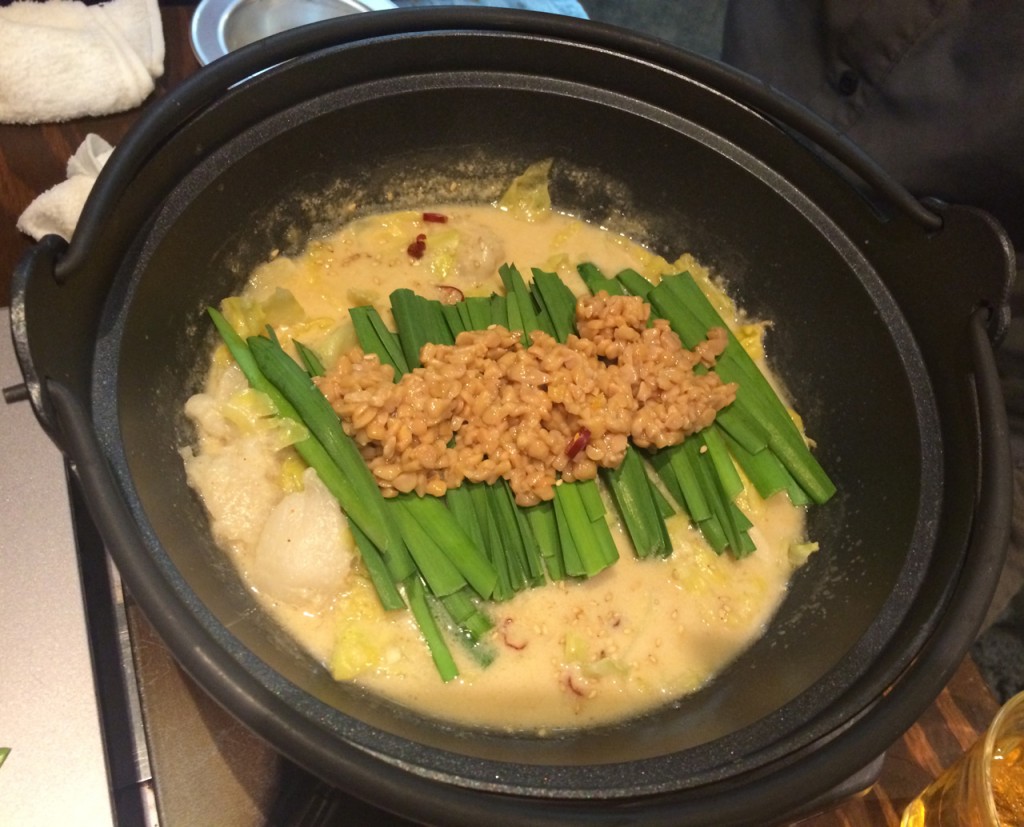 もつ鍋と納豆が奇跡のマリアージュ 芝浦食肉とおかめ納豆のコラボ 納豆もつ鍋 を食べてみた ガジェット通信 Getnews