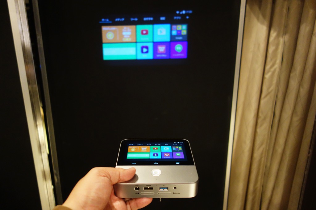 SoftBank モバイルシアター（ZTE製） ソフトバンク、LTE対応のAndroid搭載プロジェクター「モバイルシアター