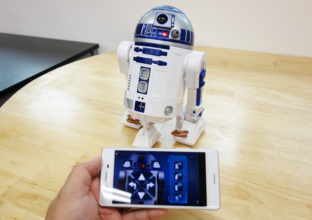 R2-D2がリモコン操作やプログラミングのできるスマートトイに！ 単体でもスマホ連動でも遊べる『スマート R2-D2』レビュー ｜ ガジェット