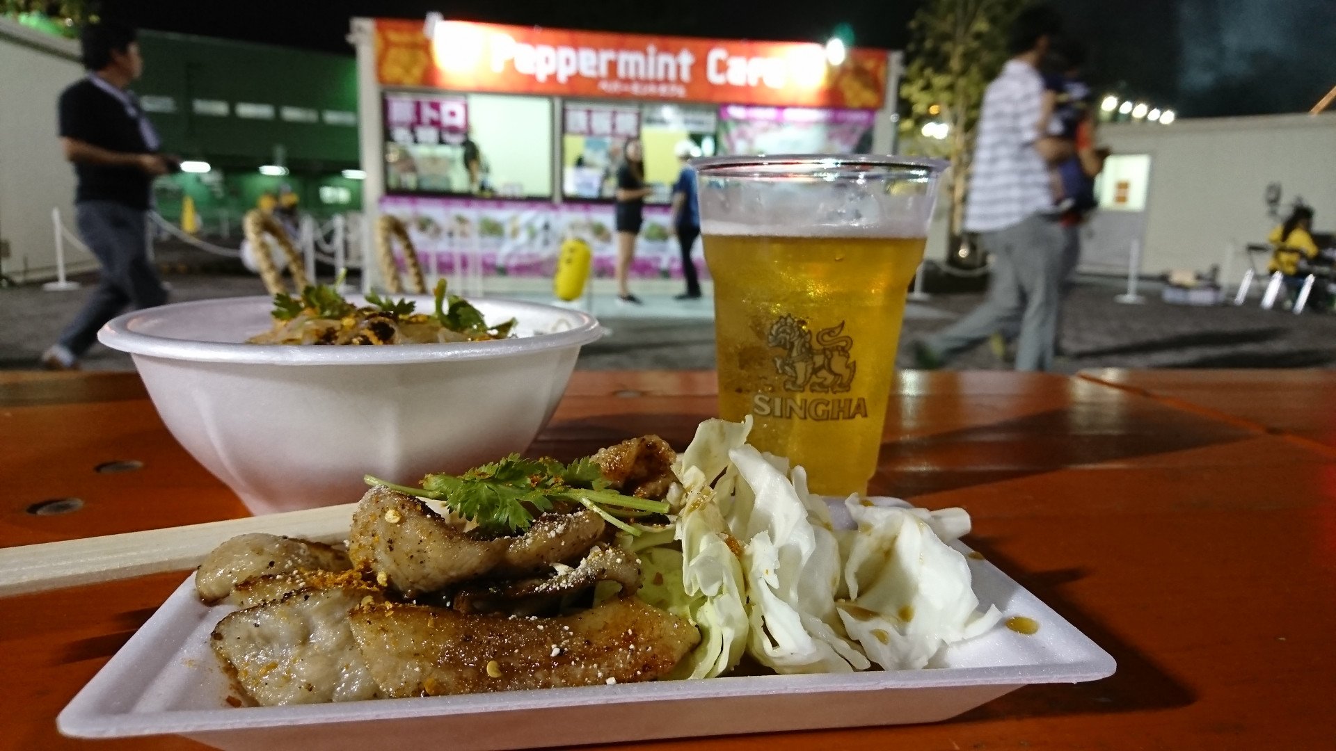 大井競馬場で馬を眺めながらビール タイ料理 タイフード かき氷