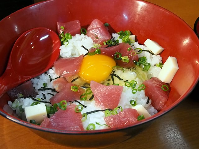 新鮮なマグロがゴロゴロ 那覇 泊漁港で480円の 海鮮卵かけご飯 を食べてみた ガジェット通信 Getnews