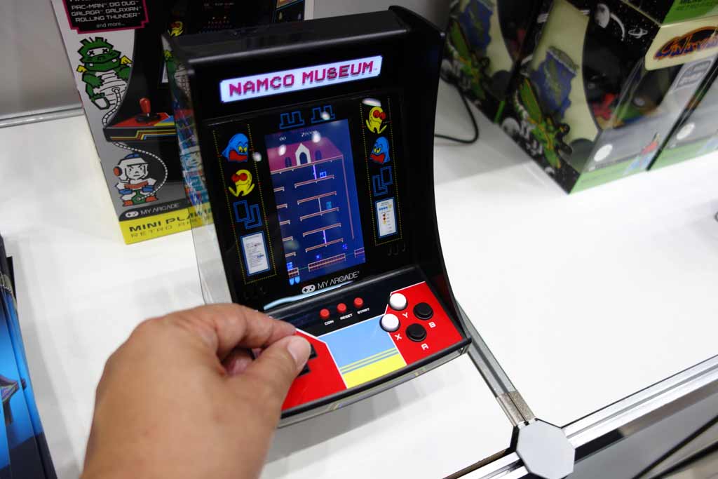 手のひらサイズのアーケード筐体型ゲーム機『レトロアーケード』に