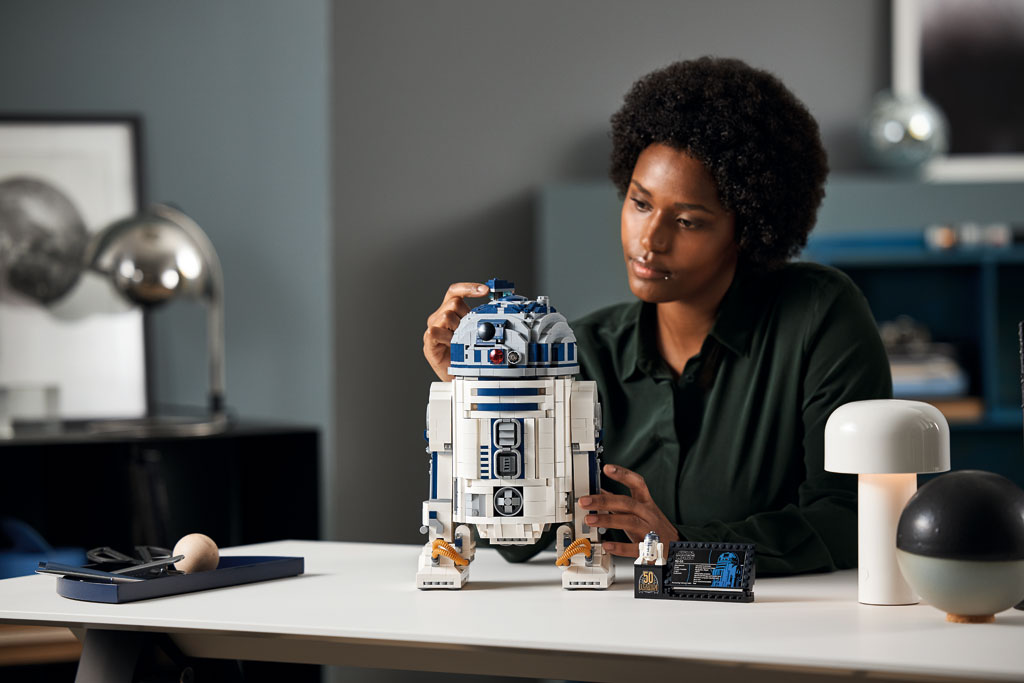 格納できる脚やライトセーバーの収納などギミックが満載 レゴ スター ウォーズ R2 D2 セットがルーカスフィルム創立50周年を記念して5月1日に発売へ ガジェット通信 Getnews