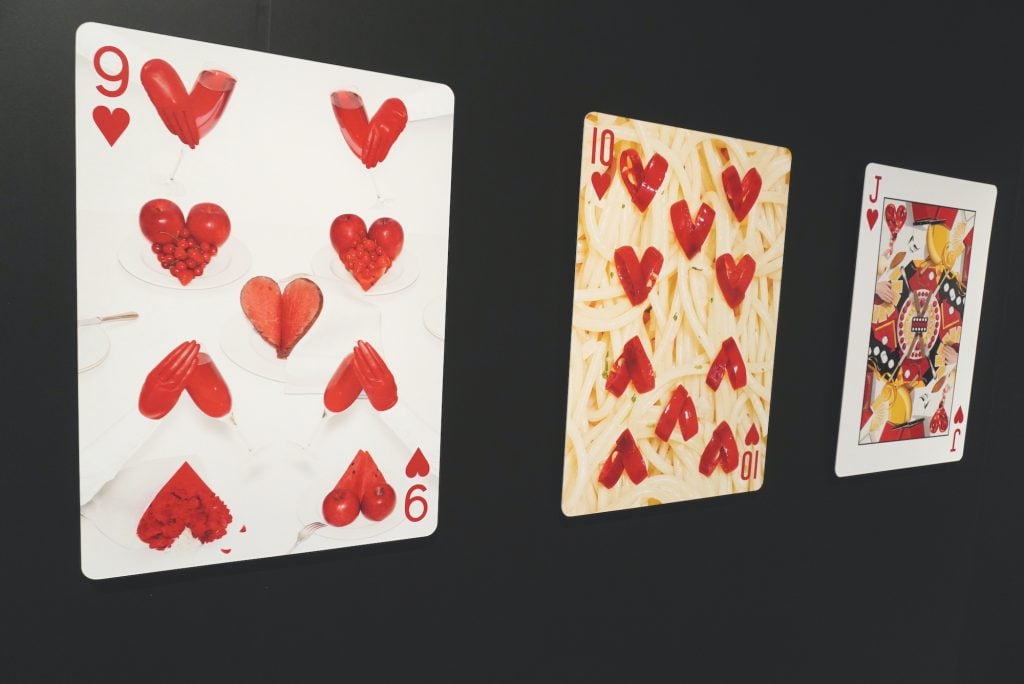 トランプの模様、よく見ると…？ 吉田ユニ『PLAYING CARDS』が絶対に生