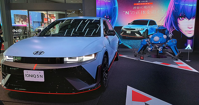 高性能EV Hyundai「IONIQ 5 N」と「攻殻機動隊」が描く未来を渋谷で体感！ 原寸大タチコマにも会えるコラボイベントが6月22日まで開催中