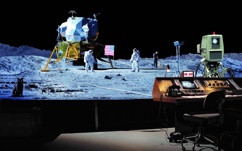 「もう一つの月面着陸を撮れ」政府関係者がフェイク撮影を発令！ アポロ計画を取り巻く陰謀説を徹底解説