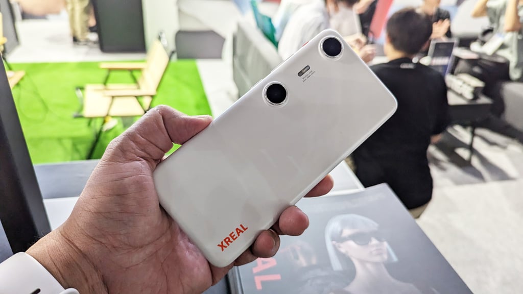 ARグラスをつないで空間ディスプレイを実現するスマホ型コンパニオンデバイス「XREAL Beam Pro」の5G対応版をお披露目：TGS2024