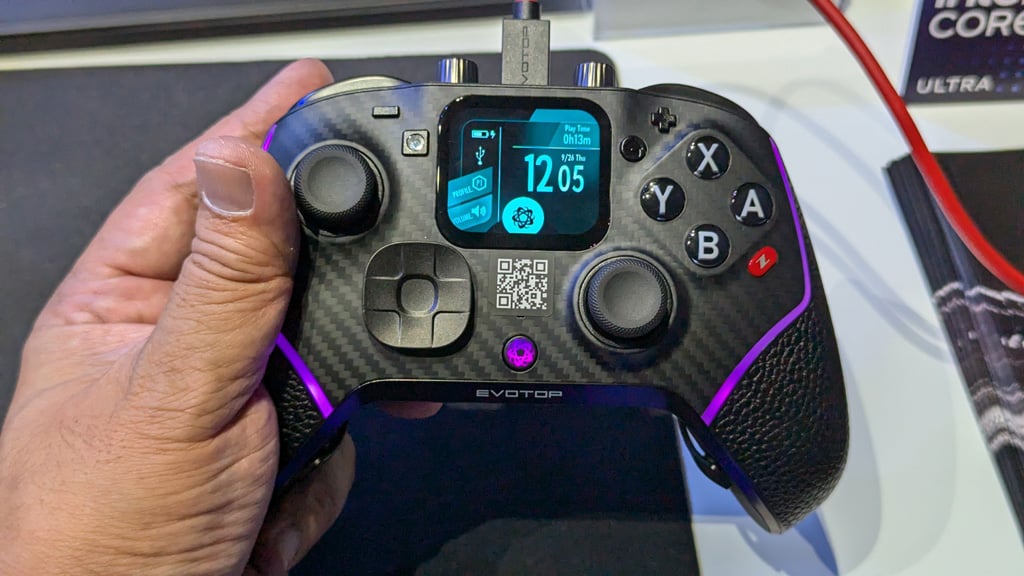 タッチディスプレイ搭載だから本体だけでカスタマイズできる高機能ゲームコントローラー　瑞起が「EVOTOP」を出展：TGS2024