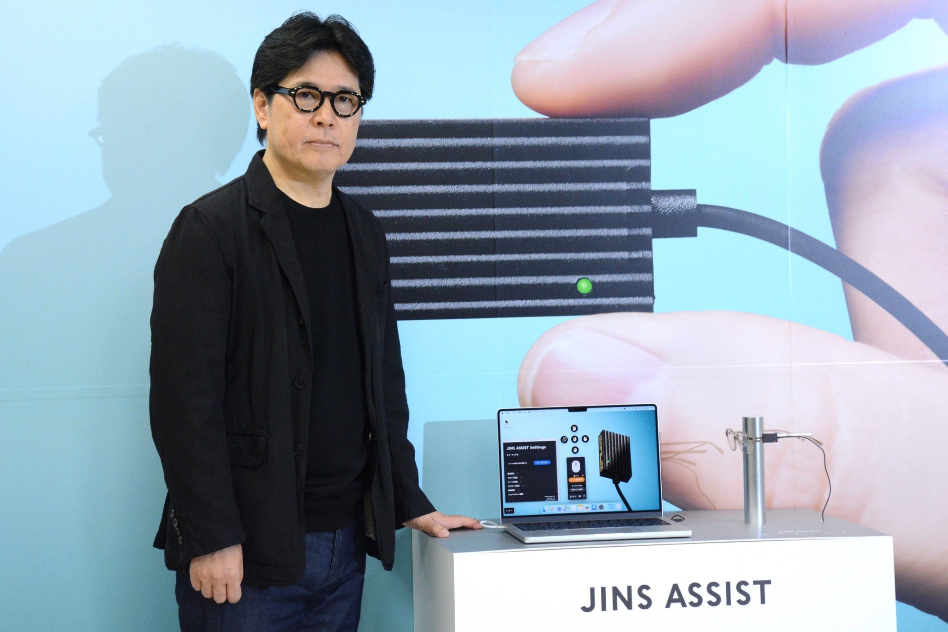 手を使わず頭の動きだけでPC操作するメガネ「JINS ASSIST」発売