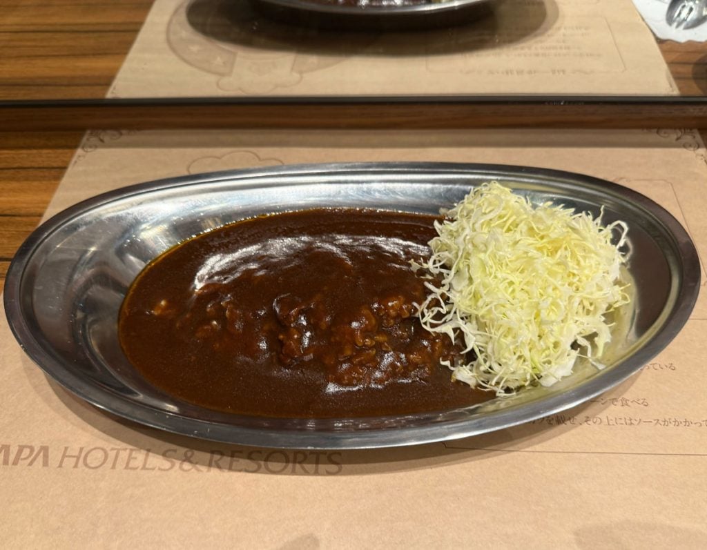 「アパ社長カレー」の首都圏2号店がアパホテルの横浜ベイタワーにオープン！　トッピング一品無料サービスのクーポン券も