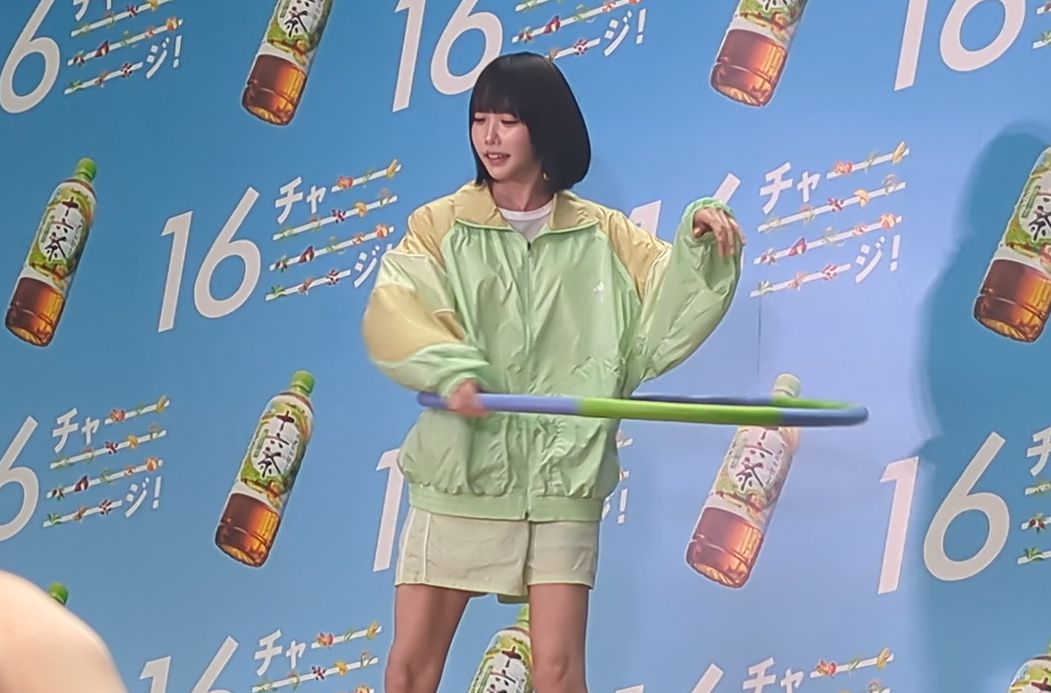 anoがフラフープで、新垣結衣の記録に挑戦！『16Cha 全国差し入れ大作戦＠東京』プレス発表会