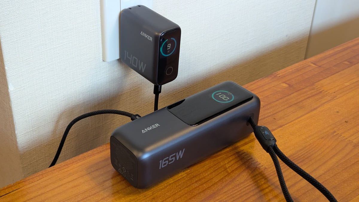 Ankerがストラップ式と巻き取り式の2本のUSB-Cケーブル内蔵の大容量モバイルバッテリーと4ポート搭載で最大140W出力のUSB急速充電器を発売